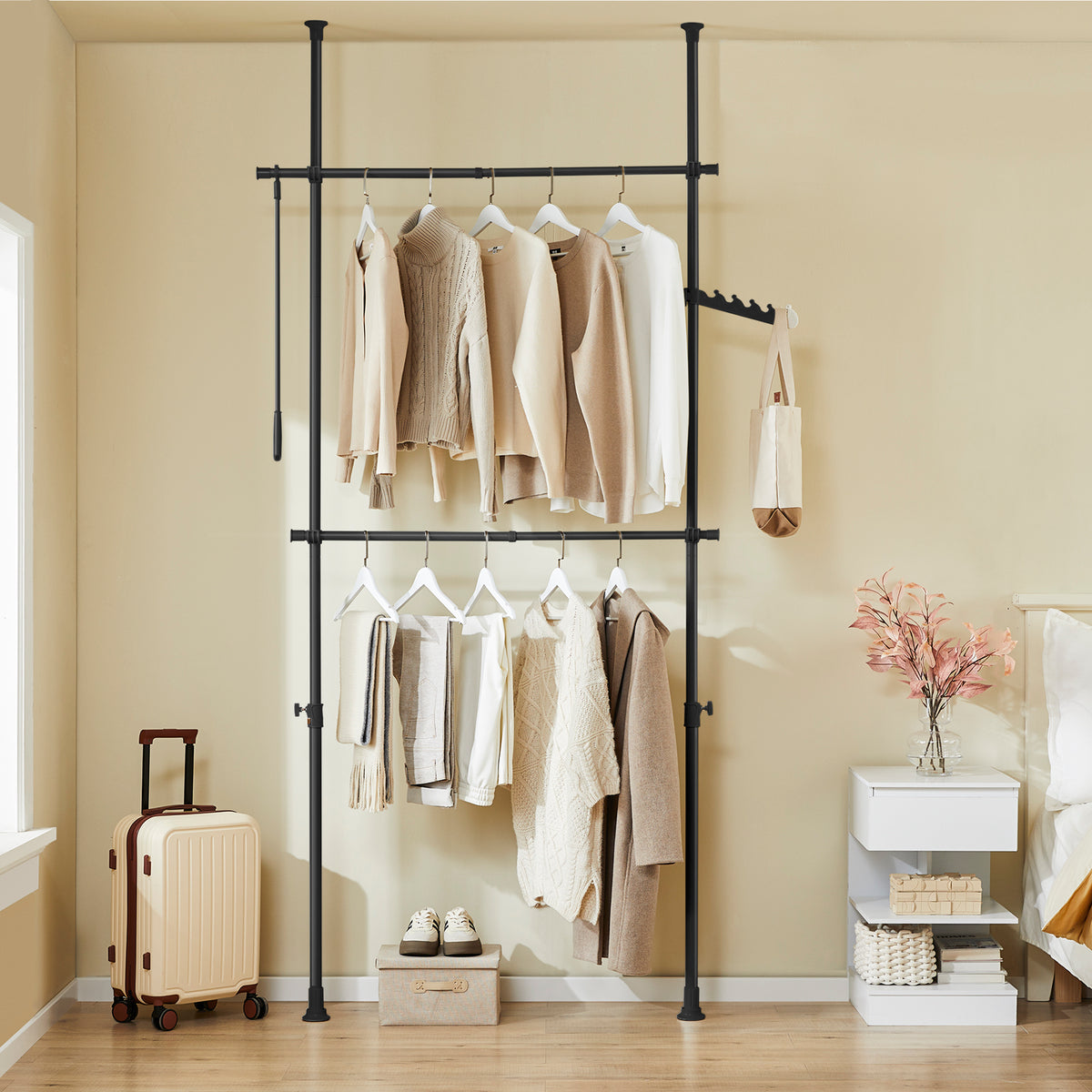 sobuyes.shopG109-II-SCH Tringle à Vêtements Télescopique, Portant à Vêtements Robuste, Penderie Ouverte Réglable avec Barres de Suspension pour Chambre, Dressing, Noir