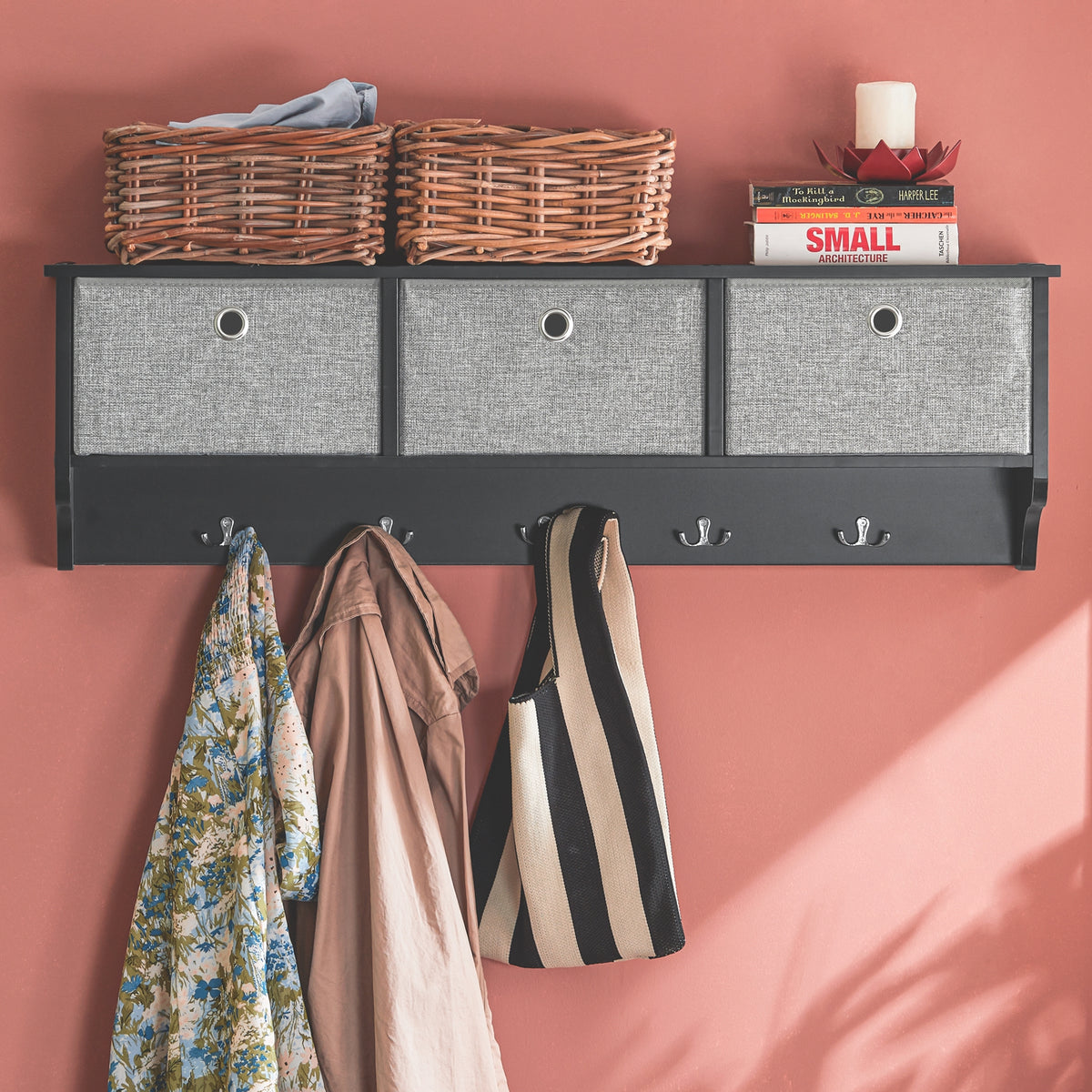 sobuyes.shopG282-SCH Porte-Manteau Mural avec 5 Crochets et 3 Paniers, pour Entrée et Couloir, Design Fonctionnel, Usage Quotidien – L100×P20×H30 cm, Bois, Noir