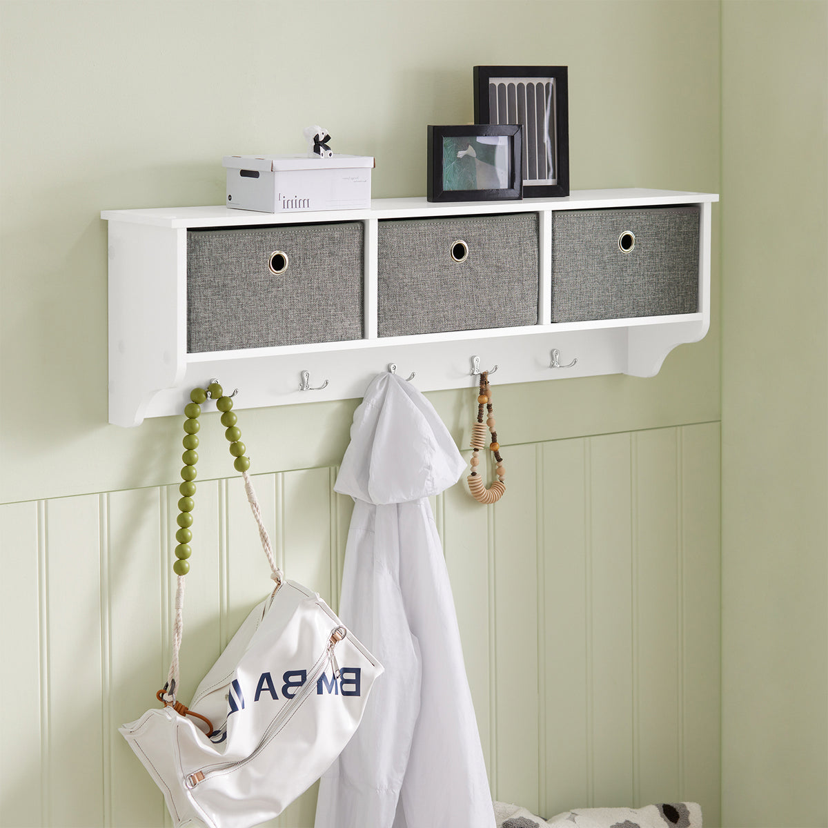 sobuyes.shopG282-W Porte-Manteau Mural avec 5 Crochets et 3 Paniers, pour Entrée et Couloir, Design Fonctionnel, Usage Quotidien – L100×P20×H30 cm, Bois, Blanc