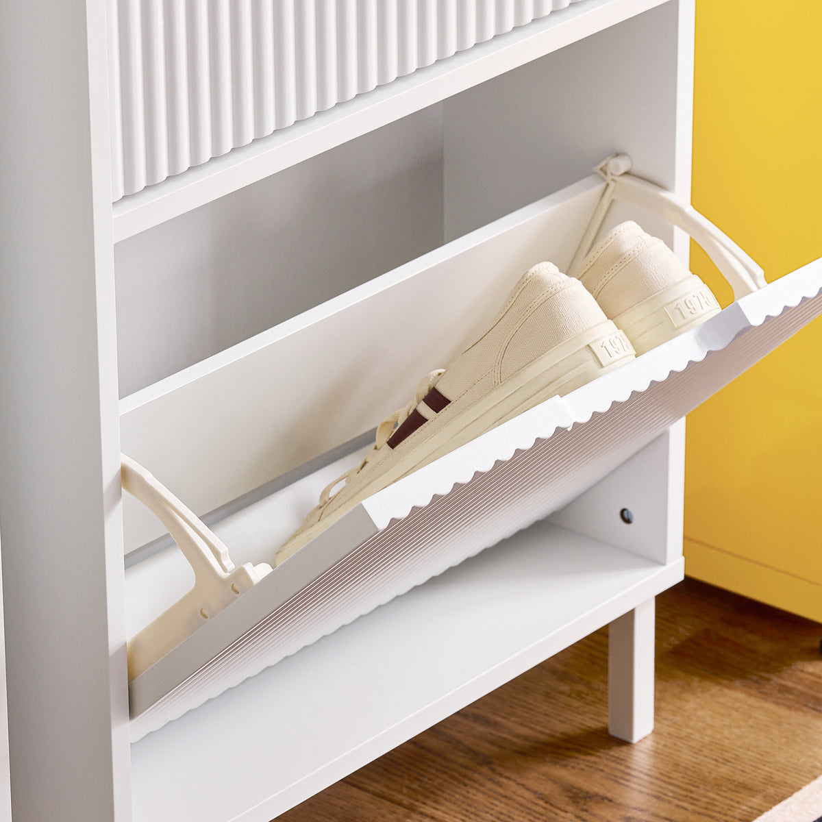 SoBuy FSR177-H-W Armoire à Chaussures 3 Abattants – 6 à 8 Paires, 19 cm de Profondeur, Anti-Basculement – 50×19×130 cm, Blanc