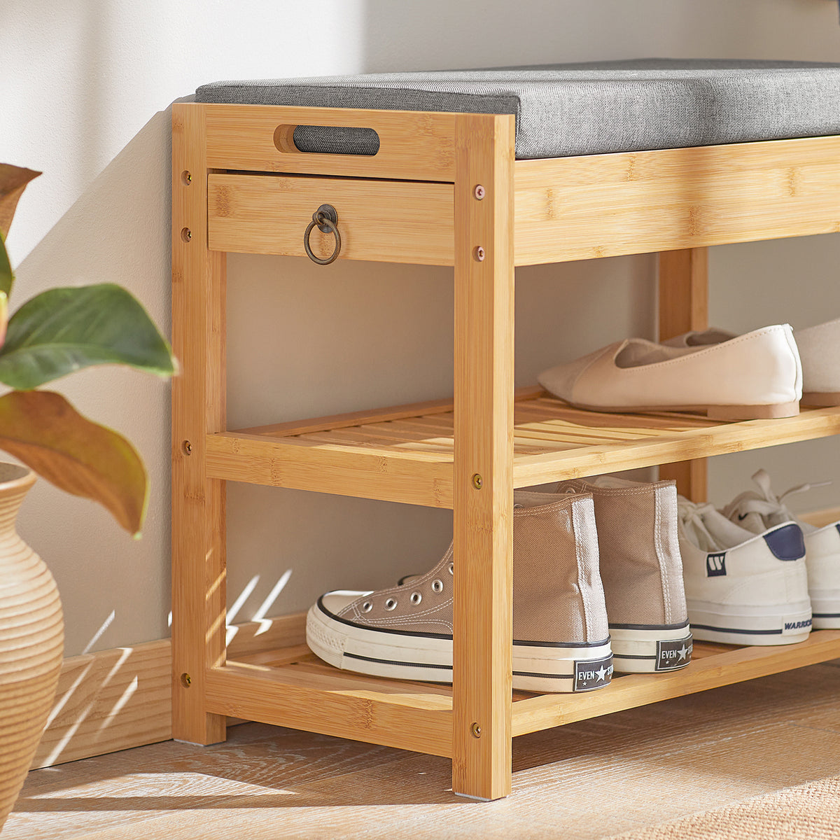 SoBuy FSR49-N Banc à Chaussures en Bambou 55 × 30 × 46 cm, Coussin, 2 Étagères et Tiroir Latéral – Naturel