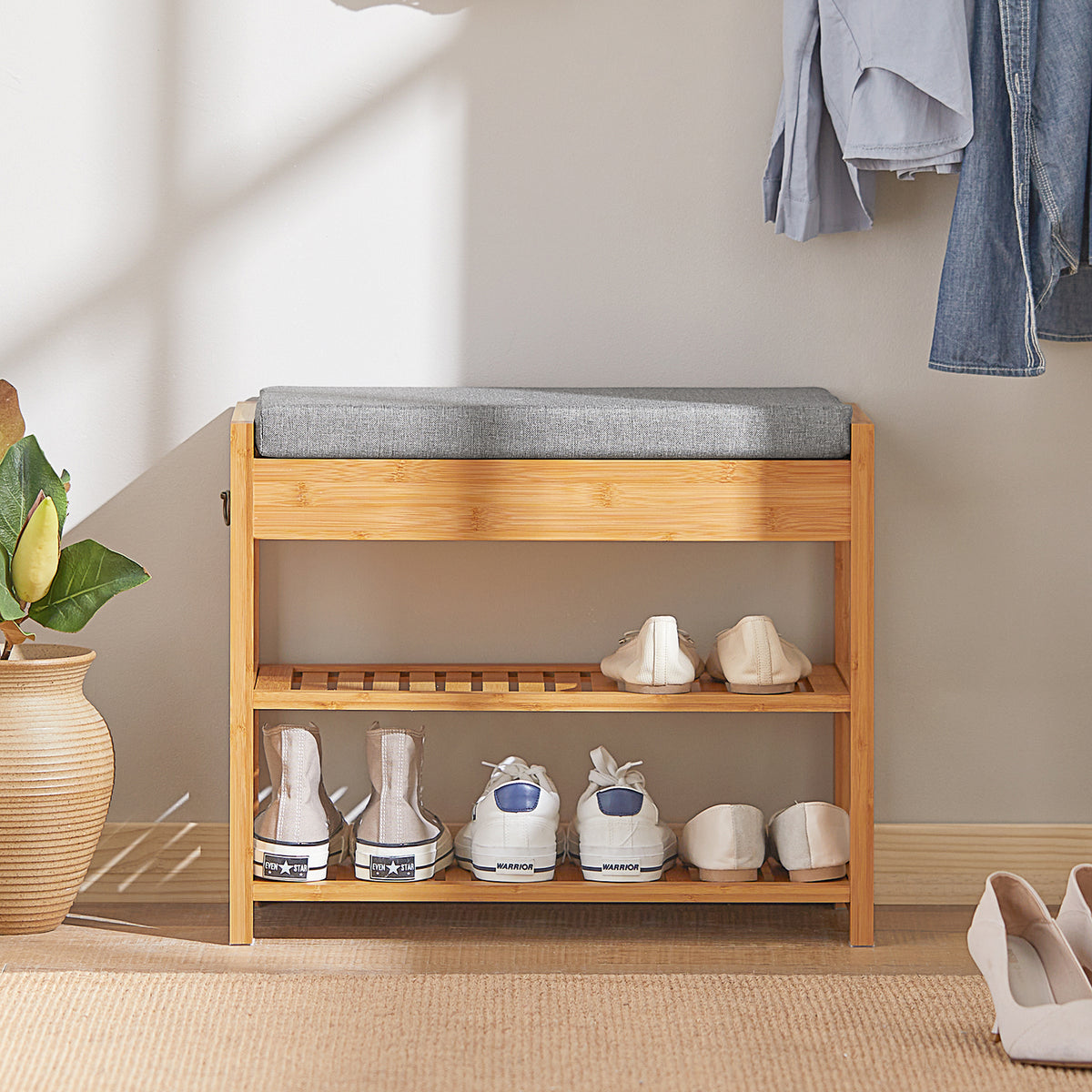SoBuy FSR49-N Banc à Chaussures en Bambou 55 × 30 × 46 cm, Coussin, 2 Étagères et Tiroir Latéral – Naturel