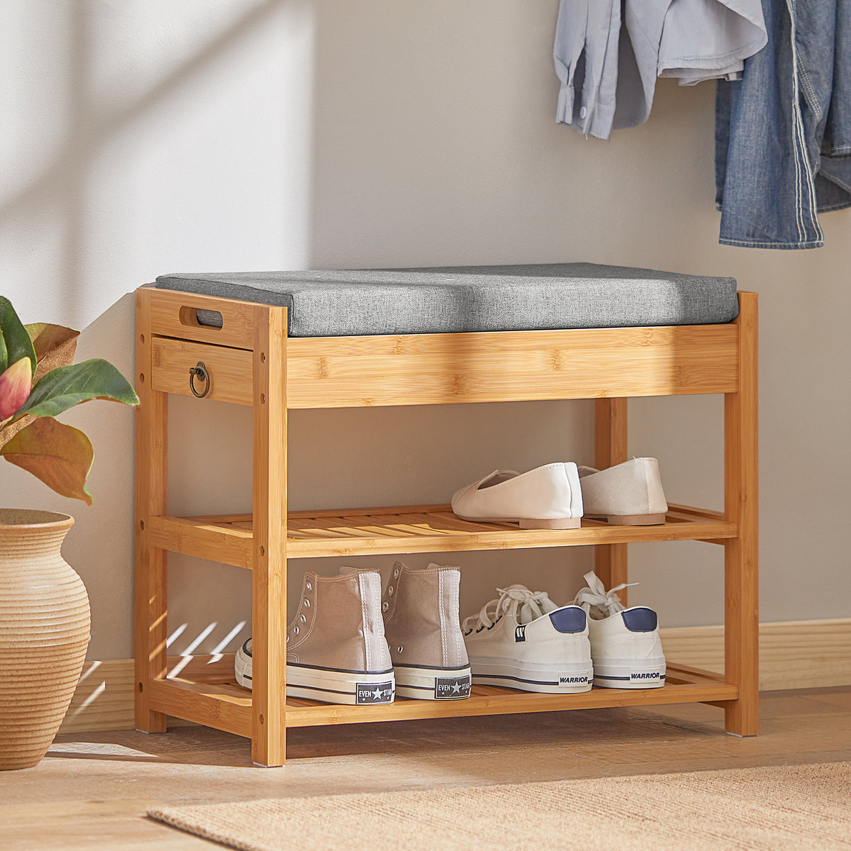 SoBuy FSR49-N Banc à Chaussures en Bambou 55 × 30 × 46 cm, Coussin, 2 Étagères et Tiroir Latéral – Naturel