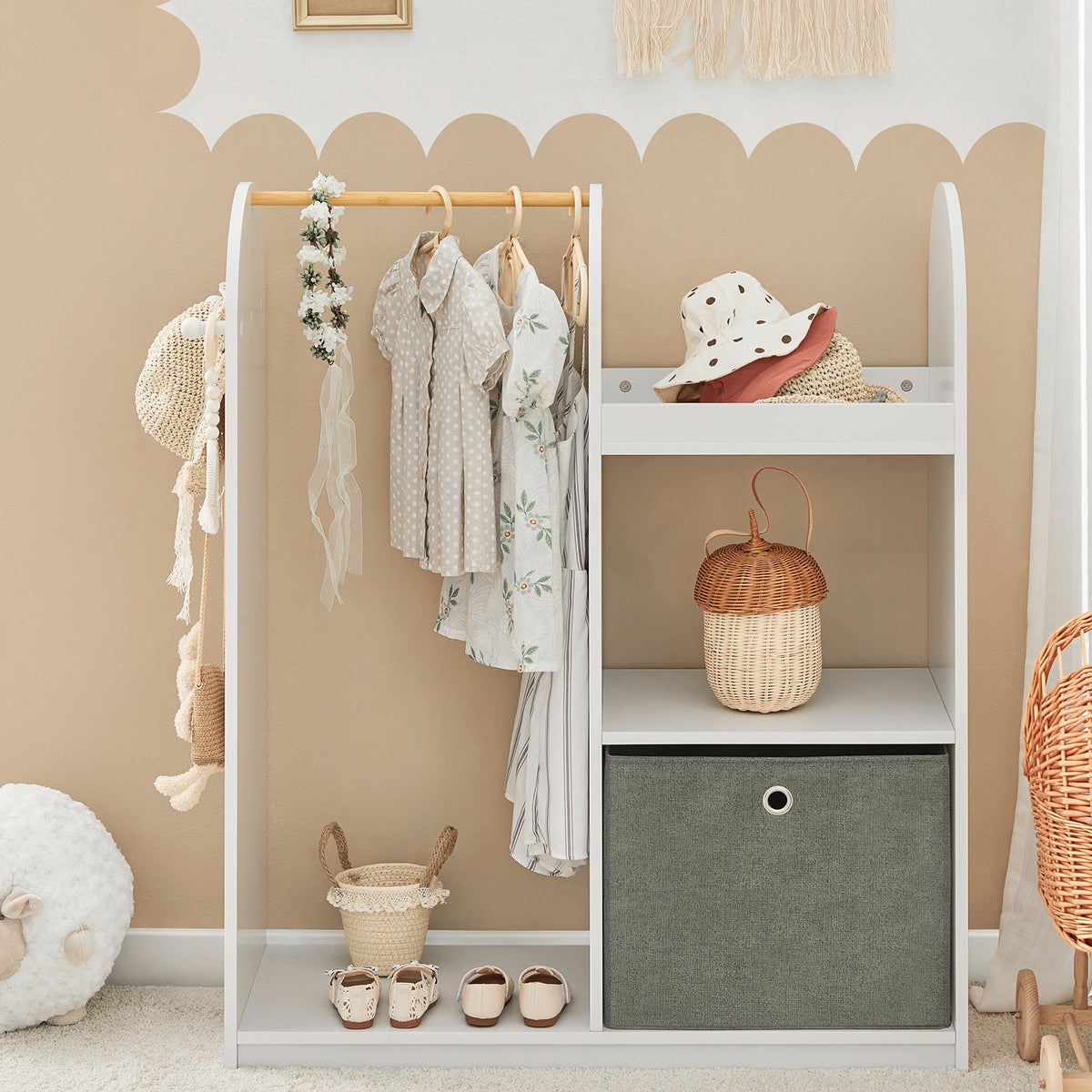 SoBuy KMB40-W Armoire Enfant Penderie Enfant avec Portant Vêtements Garde-Robe avec 3 Étagères Panier en Tissu et 3 Crochets Petite Armoire Etagere Blanc 97x35x108 cm