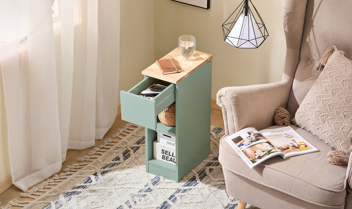 Plus de Place pour une Table de Chevet ? Ce Meuble de Rangement Étroit Pourrait Être la Solution Idéale