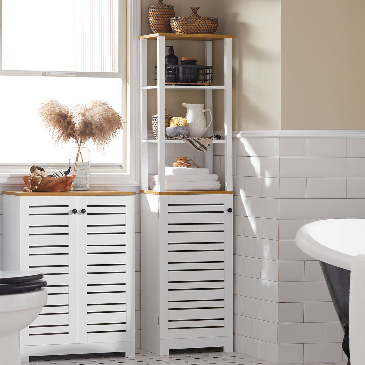 SoBuy BZR43-W Colonne Salle de Bain avec Porte à Lames, Gain de Place, pour Salle de Bain et WC, Rangement Optimisé, Compact – L40×P30×H160 cm, Bois, Blanc
