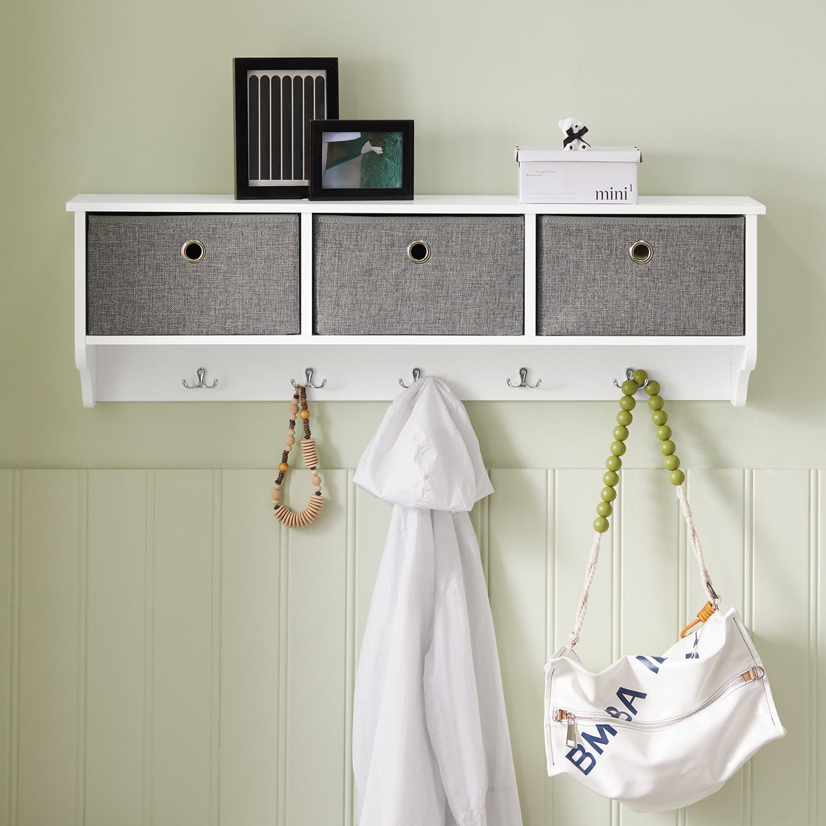 sobuyes.shopG282-W Porte-Manteau Mural avec 5 Crochets et 3 Paniers, pour Entrée et Couloir, Design Fonctionnel, Usage Quotidien – L100×P20×H30 cm, Bois, Blanc