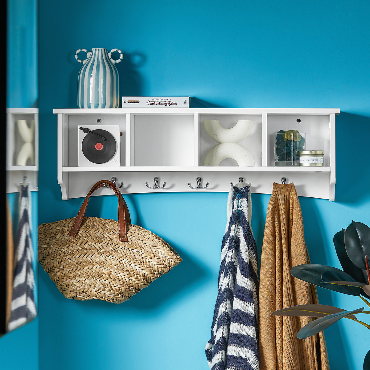 sobuyes.shopG48-L-W Portemanteau Étagère Murale Porte-Manteau Salle de Bain Meuble d’Entrée avec 4 Compartiments de Rangement Et 5 Crochets Blanc