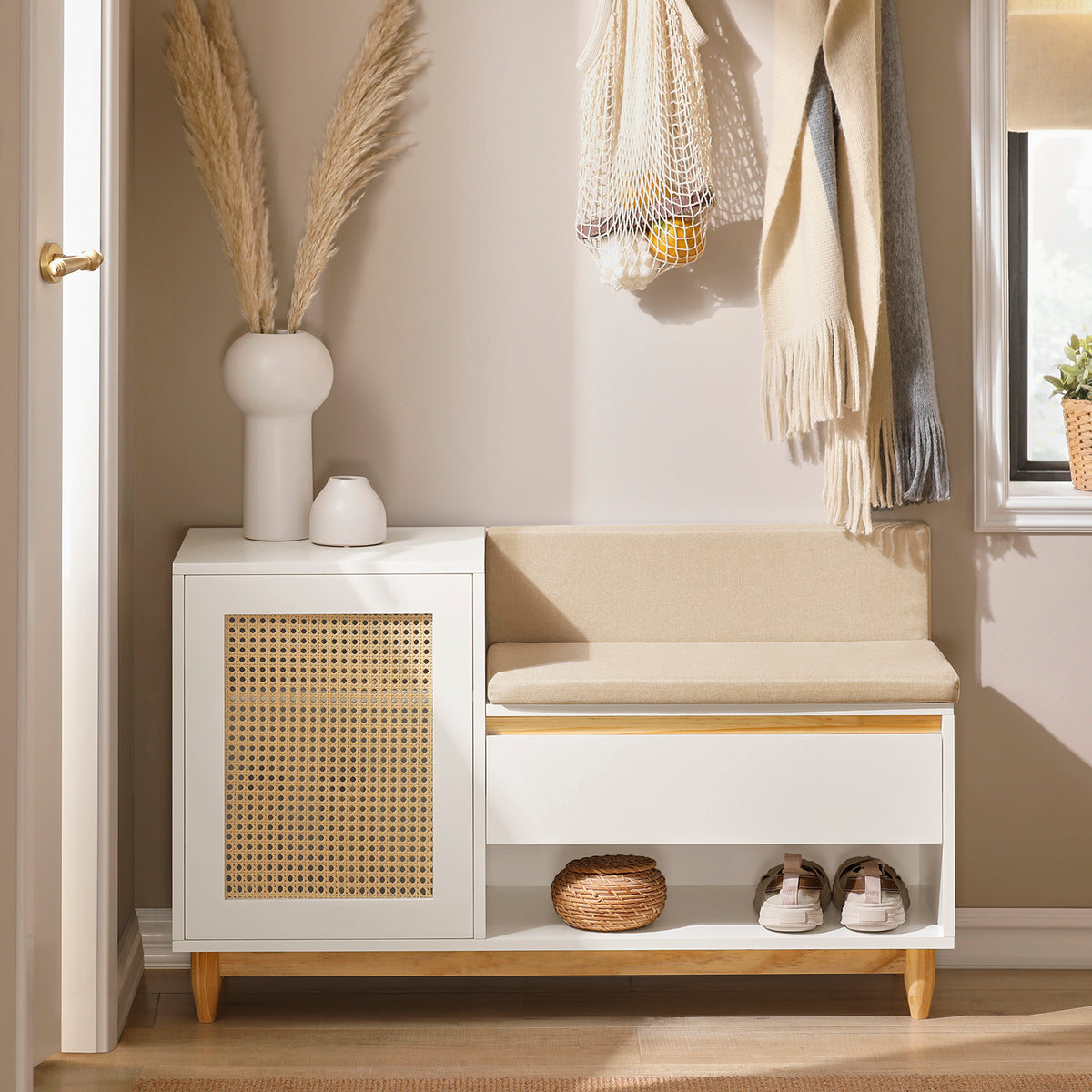 Banc à chaussures SoBuy FSR128-W en situation dans une entrée, vue d'ensemble