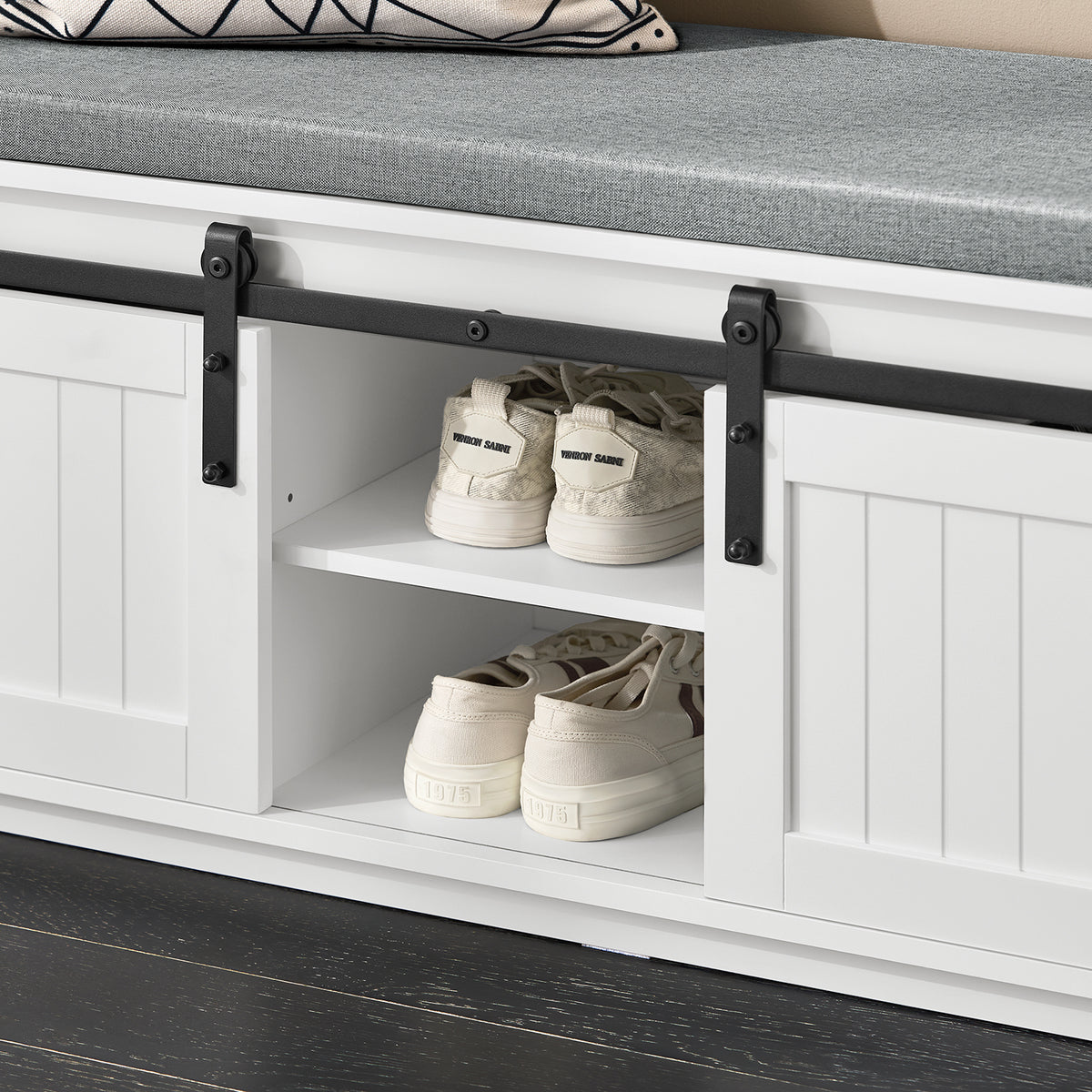 SoBuy FSR133-K-W Banc à Chaussures avec Coussin Rembourré, Porte de Grange Coulissante, 6 Compartiments Réglables, Charge 200 kg – 90x35x46 cm, Blanc