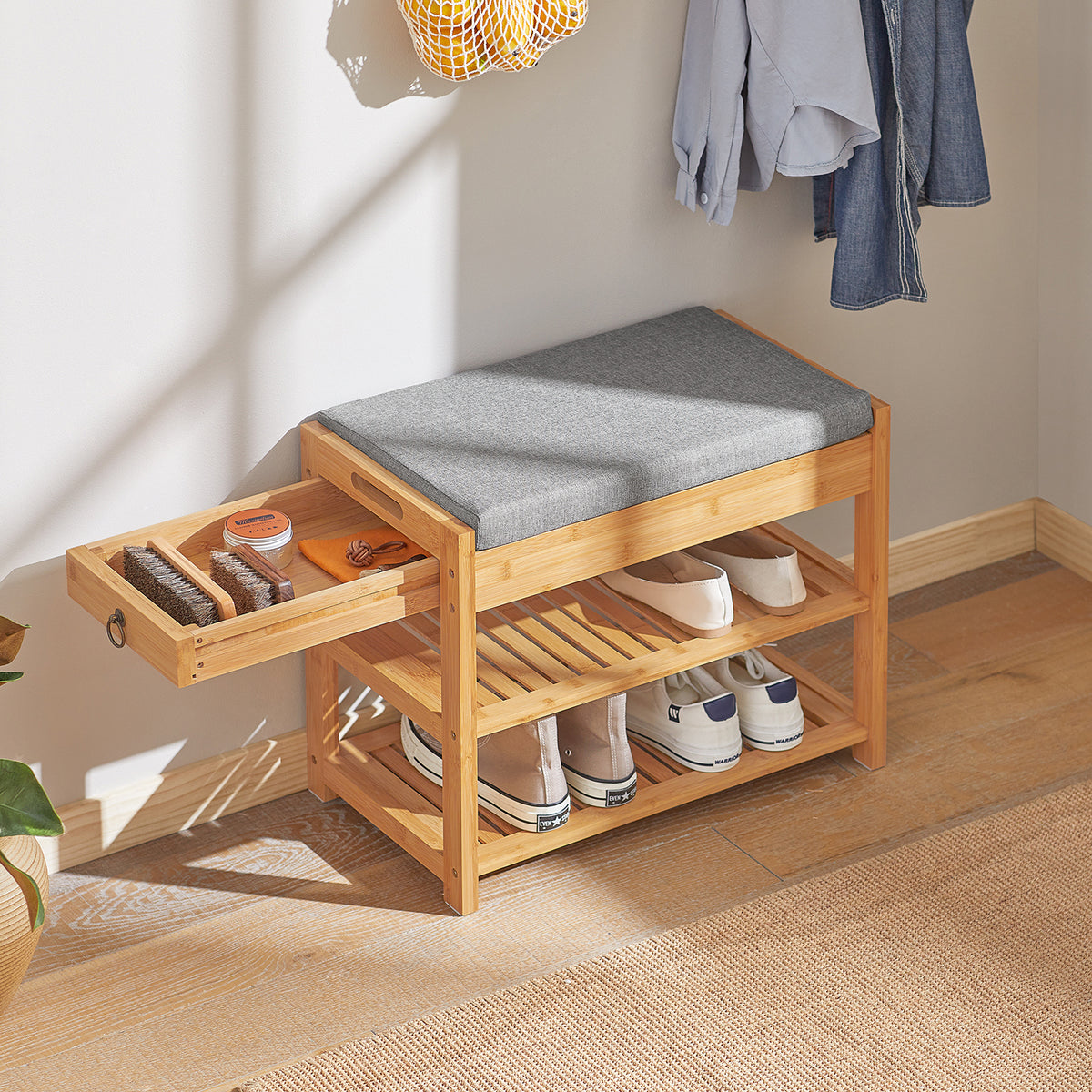 SoBuy FSR49-N Banc à Chaussures en Bambou 55 × 30 × 46 cm, Coussin, 2 Étagères et Tiroir Latéral – Naturel