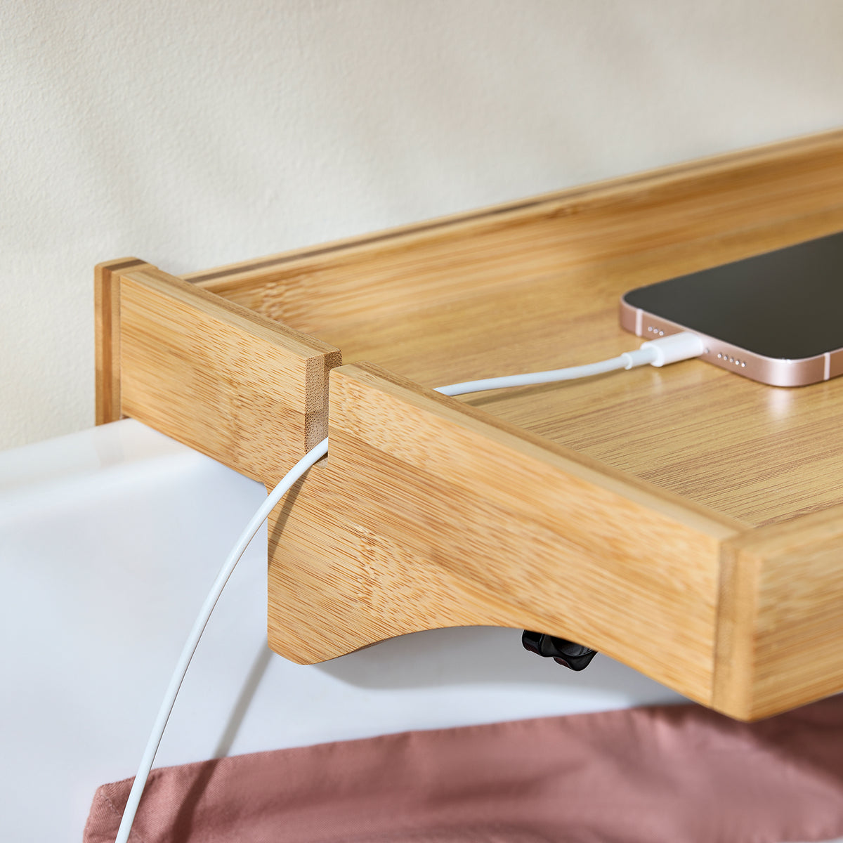 SoBuy NKD01-N Tablette de lit Amovible à encoches câbles - Plateau en Bambou pour Livres, Smartphones & Lunettes - Adapté aux Cadres de lit de 1-3cm 36x25x9cm