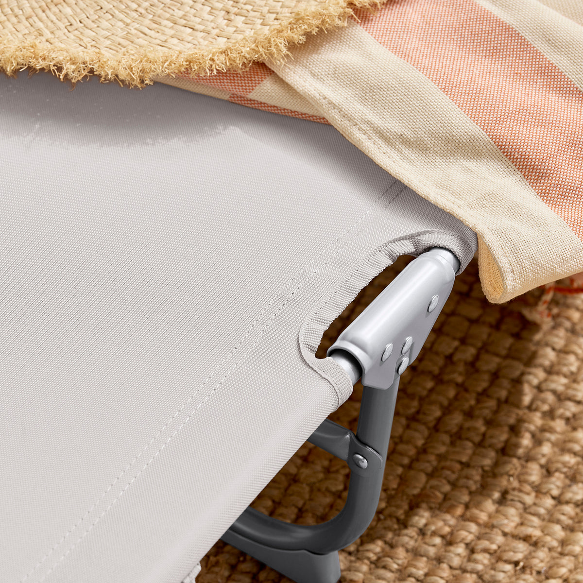SoBuy OGS35-MI Transat de Jardin Pliable avec Oreiller et Poche Latérale, Chaise Longue Relax, Confortable, Design Fonctionnel – L155×P56×H81 cm, Beige